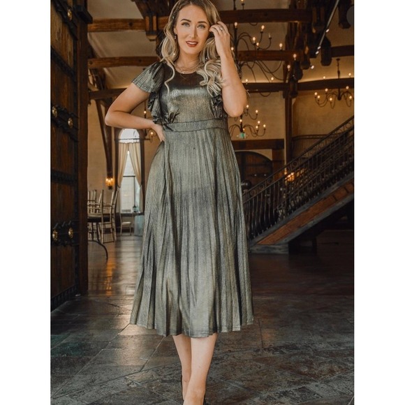 Ivy City Co Dresses & Skirts - Ivy City Co Dance The Night Away Midi Dress Gold Metallic Pleated Women XS NWT